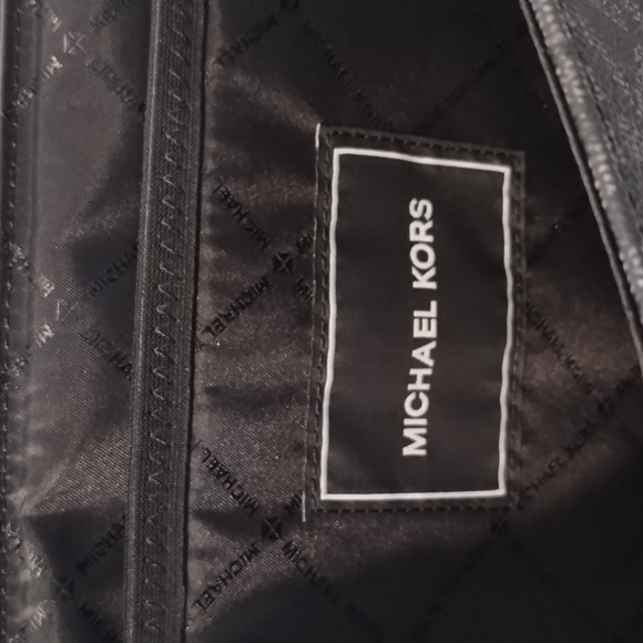 Michael Kors Everett Leather Flap Messenger Carryall Bag - Picture 7 of 12